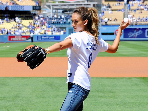 Seksinya Jessica Alba Saat Lakukan 'First Pitch' untuk Los Angeles Dodgers!